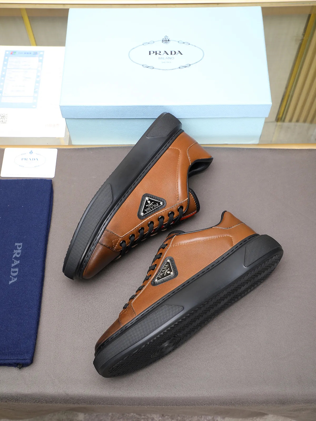Men's shoes 💰460 Prada/Prada Men's new casual shoes, this upper is made of imported calfskin + sheep lining! The outside is decorated with the P family's classic metal triangle enamel logo, and the outsole is made of non-slip sports foam ultra-light outsole, which feels good on the feet and is a fashionable and fashionable item!  Size: 38-44 (45 customized)